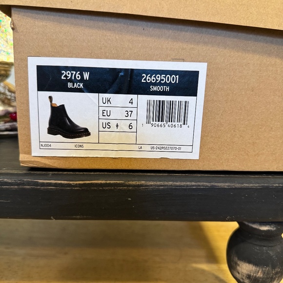 Dr. marten Smooth Chelsea Boot size 6 NIB - Picture 8 of 8